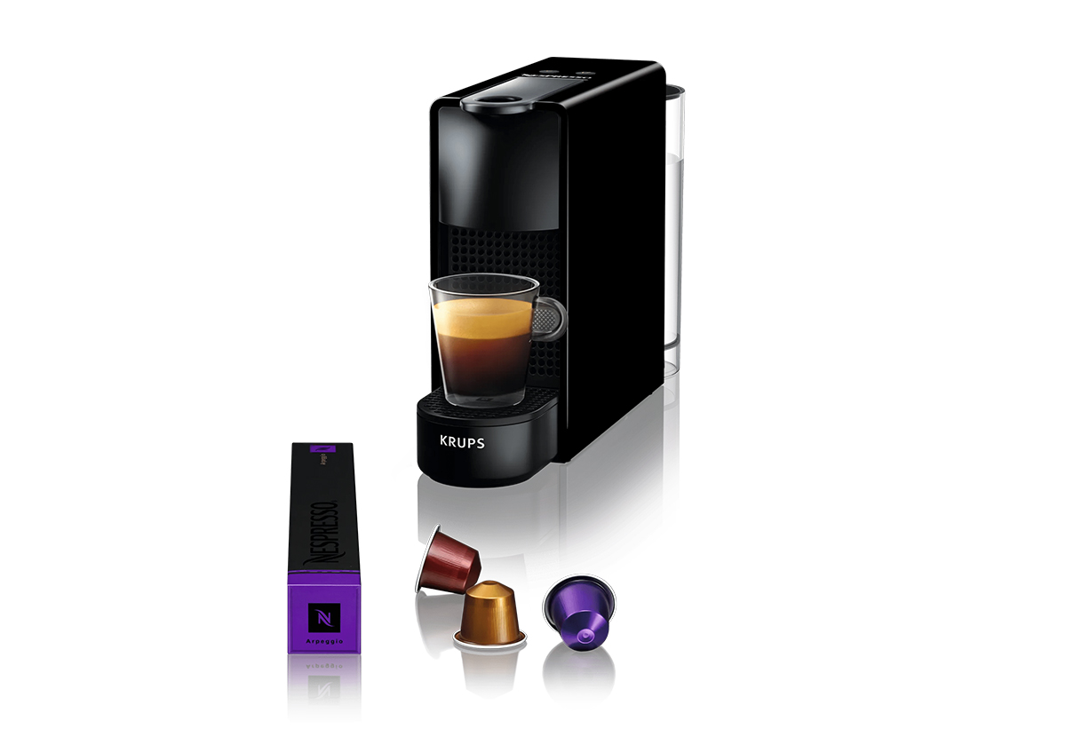 Απεικονίζεται η μηχανή μαζί με κάψουλες.